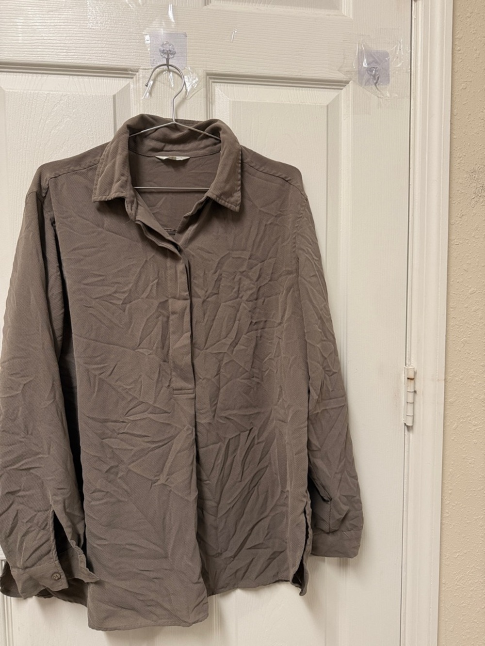 Max Classic women’s Long-Sleeve Button Shirt Jacket in Taupe